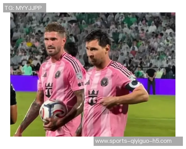 梅西苏亚雷斯德保罗热身时与印度官员亲密互动传球乐趣无限